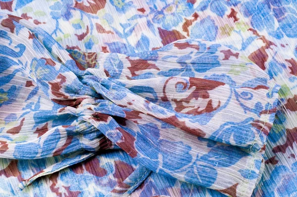 Doku, arka plan, desen. Kumaş krep de chine. Mavi beyaz pişmiş toprak yeşil. Kumaş üzerine boyalı çiçekler vardır. Soyut çizim