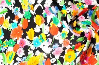 Doku arka plan deseni. İpek kumaş kırmızı siyah bir zemin üzerine yeşil çiçekler. Sulu boya desen olarak stilize çiçek deseni