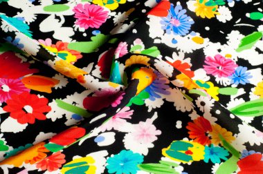 Doku arka plan deseni. İpek kumaş kırmızı siyah bir zemin üzerine yeşil çiçekler. Sulu boya desen olarak stilize çiçek deseni