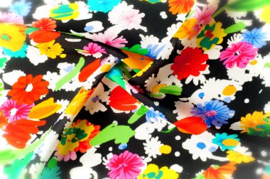 Doku arka plan deseni. İpek kumaş kırmızı siyah bir zemin üzerine yeşil çiçekler. Sulu boya desen olarak stilize çiçek deseni