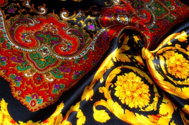 Arka plan doku, çizim. İpek kumaş. Sarı ve kırmızı renkler, Hint kumaş, ipek kumaş bahçesinde, çevresinde parlak desenleri ile kumaş baskılı ipek, baskılı kumaş Sanganery