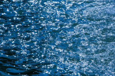 Doku, arka plan, desen. Su havuzlarında çeşmeden sprey. Dikey yüksek Şofben ateş sprey serpin özelliği dekorasyon spouting su havuzu çeşme 