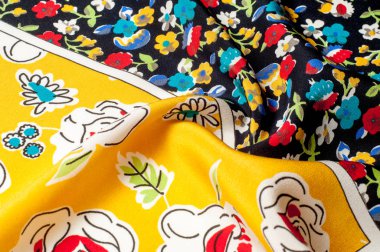 Doku arka plan deseni. İpek kumaş, çiçek desenli sarı bir arka plan üzerinde. Siyah bir arka plan üzerinde. Çiçek Tekstil veya kumaş. Kumaş dokusuna. Kumaş, tekstil, kumaş, dokuma malzeme,.