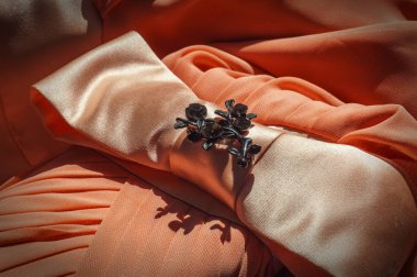 Doku, arka plan, desen. Açık turuncu renkli, ipek topu cüppe elbise. Kumaş mercan ipek