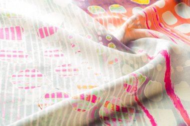 Doku arka plan görüntüsü, soyut desenli ipek kumaş. Renkli ipek kumaş yakın çekim. Filtre uygulanmış tonlu görüntü instagram tarzı. Fotoğraf ipek kumaş. Tekstil tasarımı. Kumaş boyama, boyama batik ipek