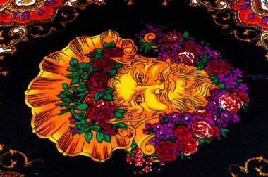 Arka plan doku, çizim. İpek kumaş. Sarı ve kırmızı renkler, Hint kumaş, ipek kumaş bahçesinde, çevresinde parlak desenleri ile kumaş baskılı ipek, baskılı kumaş Sanganery