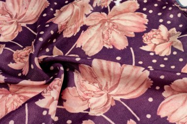 Doku, arka plan, desen. Lila rengi ipek kumaş. Boyalı şakayık çiçekleri ile