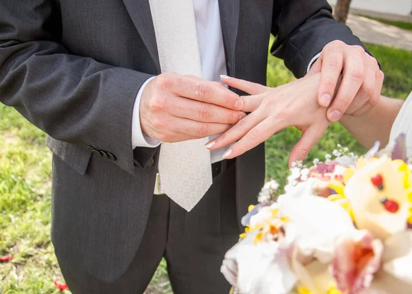 Nikah Yüzüğü Bağlama Alyans Düğün Günü Düğün Çifti Ona Bir — Stok fotoğraf