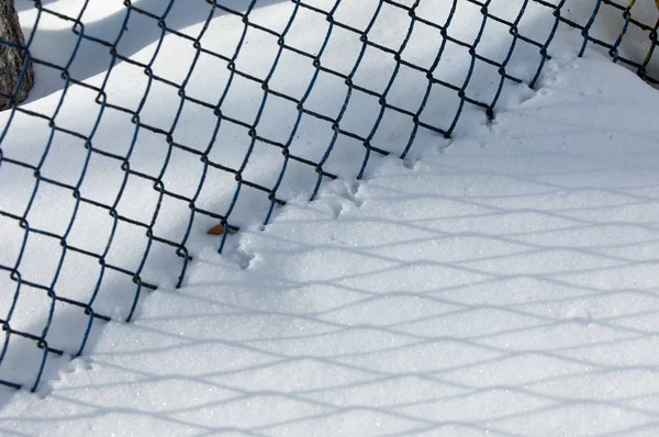 冬の風景 テクスチャ背景 人工の柵から雪の上の影の反射 — ストック写真