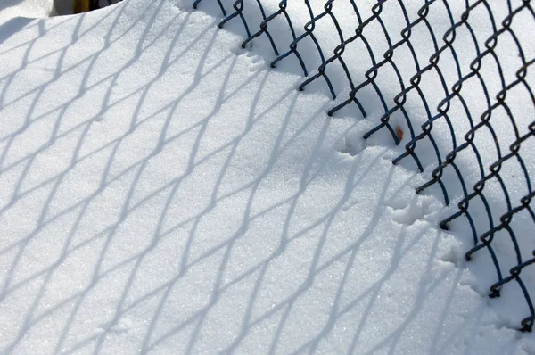 冬の風景 テクスチャ背景 人工の柵から雪の上の影の反射 — ストック写真