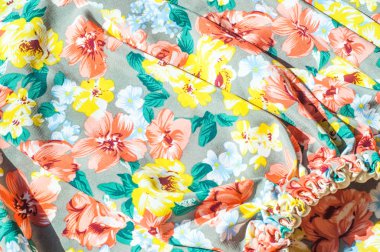 Doku, arka plan, desen. Kızın etek. Çiçek desenli ipek kumaş. Kırmızı sarı çiçekler