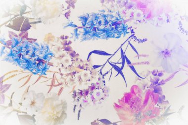 Doku, arka plan, desen. İpek kumaş. Doku pembe ve sarı çiçekler suluboya tekniği ile. Gül, papatya ve Mimoza ile duvar kağıtları. Tebrik kartı. İpek eşarp, şal. Tatil.