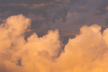 Doku, arka plan, desen. Bulutlara günbatımı (şafak) pastel renkler güzel boyalar