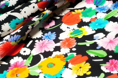 Doku arka plan deseni. İpek kumaş kırmızı siyah bir zemin üzerine yeşil çiçekler. Sulu boya desen olarak stilize çiçek deseni