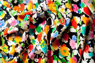 Doku arka plan deseni. İpek kumaş kırmızı siyah bir zemin üzerine yeşil çiçekler. Sulu boya desen olarak stilize çiçek deseni