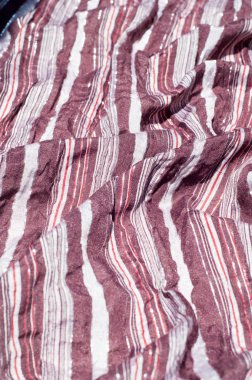 Doku, arka plan, desen. Erkek atkı, çizgili kumaş kahverengi, beyaz, parlak kırmızı çizgili