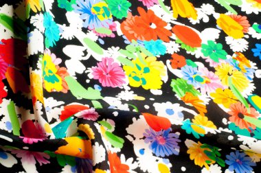 Doku arka plan deseni. İpek kumaş kırmızı siyah bir zemin üzerine yeşil çiçekler. Sulu boya desen olarak stilize çiçek deseni