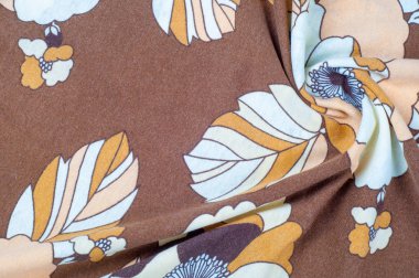 Doku, arka plan, çizim. Pamuk bez kahverengidir. Beyaz bej sarı çiçekler bir bez üzerinde boyanır.