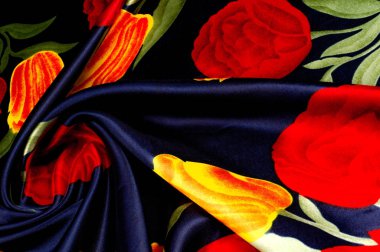 Doku, arka plan, desen. Kumaş - ipek kadın mendil. Parlak sarı kırmızı lale mavi bir arka plan üzerinde çizim. Tapınak çiçekler mor sarı dans Lale Çiçek kumaş