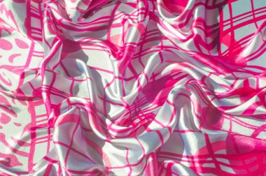 Arka plan doku ipek. Kumaş çelik rengi beyaz, kumaş kırmızı çizgiler ile boyanır. Zerafet ve kenarları karıştırma, bir katı yağlı kırmızı çerçeve içine a ince yapılı çizmek beyaz bir arka plan üzerine düşüyor.