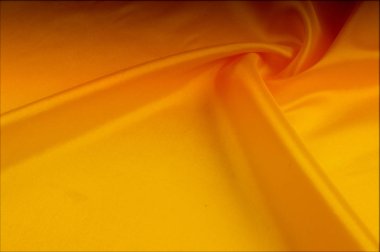 Doku, arka plan, desen. Kırmızı, sarı altın tonları ipek kumaş, metin alanı. Doğal doku üzerinde dayalı altın saten doku, kırmızı ipek arka plan