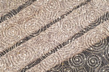 Doku, arka plan, desen. Dantel kumaş bej parıldıyor ile altın. Muhteşem ışıltılı çiçek dantel antik şekerleme renkli Edwardian dönemi ruhu içinde altın metalik iplik ile. 