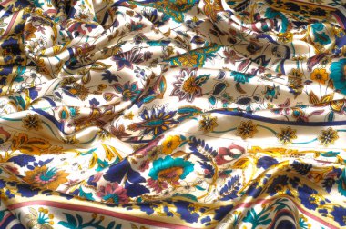Doku, desen, arka plan. İpek kumaş - çok renkli çiçek bej renkli arka plan üzerinde. Süsler ipek saten tasarımcı kumaş üzerine renkli çiçek