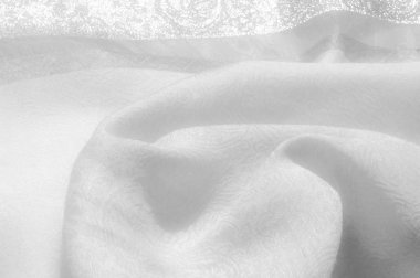 Doku, arka plan, desen. Kumaş - ipek ışık. İtalyan beyaz beyaz tonları ile küçük bir çiçek desenli kumaştır. Katı ipek Charmeuse kumaş - ışık gümüş astar