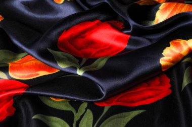 Doku, arka plan, desen. İpek kumaş laleler ile mavi, sarı ve kırmızı çiçek. Serin mavi suluboya lale ipeksi Vintage kumaş yarda olarak uzunluk