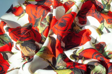 Doku, arka plan, desen. Kumaş ipek soyut desen. Kumaş üzerine boyalı gül vardır. Beyaz zemin üzerine kırmızı gül