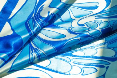 Doku, arka plan, desen. Bir kadının ipek mendil. Soyut, mavi desen beyaz zemin üzerine şal