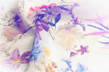 Doku, arka plan, desen. İpek kumaş. Doku pembe ve sarı çiçekler suluboya tekniği ile. Gül, papatya ve Mimoza ile duvar kağıtları. Tebrik kartı. İpek eşarp, şal. Tatil.