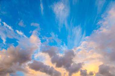 Doku, arka plan, desen. Bulutlara günbatımı (şafak) pastel renkler güzel boyalar