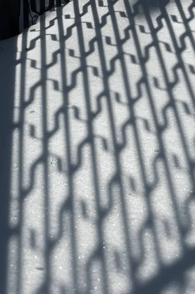 Paisagem Inverno Fundo Textural Reflexão Sombras Neve Com Uma Cerca — Fotografia de Stock