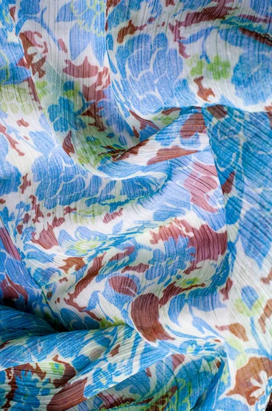 Doku, arka plan, desen. Kumaş krep de chine. Mavi beyaz pişmiş toprak yeşil. Kumaş üzerine boyalı çiçekler vardır. Soyut çizim