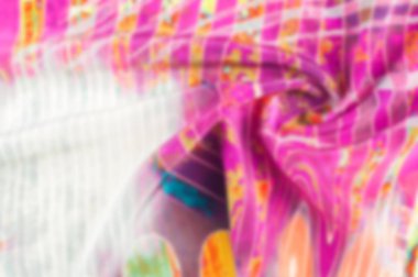 İpeksi arka plan bulanıklık. Doku arka plan görüntüsü, soyut desenli ipek kumaş. Renkli ipek kumaş yakın çekim. Fotoğraf ipek kumaş. Tekstil tasarımı. Kumaş boyama, boyama batik ipek