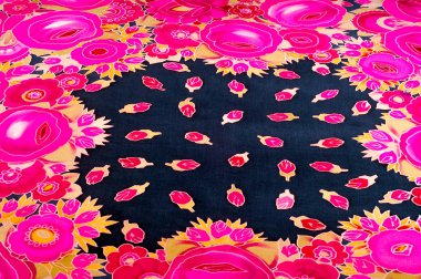 Doku, arka plan, desen. İpek kumaş - kırmızı gül siyah bir arka plan üzerinde. Saf ipek siyah şifon dikiş kumaş kırmızı güllü 