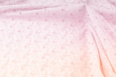 Doku arka planını kumaş. Bez delikli daireler ile. Kumaş dokusuna pastel tonlarda pembe renk, pembe pamuk bez doku arka planda pastel renkler close-up boyalı.