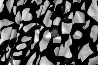 Doku, arka plan, desen. Bayan ipek elbise elbise modelleri. İpek kumaş bir soyut desen, siyah beyaz geometrik şekillerde yazılmış