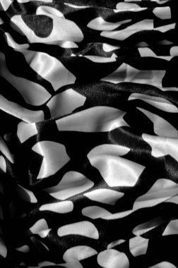 Doku, arka plan, desen. Bayan ipek elbise elbise modelleri. İpek kumaş bir soyut desen, siyah beyaz geometrik şekillerde yazılmış