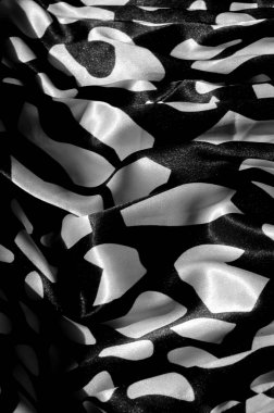 Doku, arka plan, desen. Bayan ipek elbise elbise modelleri. İpek kumaş bir soyut desen, siyah beyaz geometrik şekillerde yazılmış