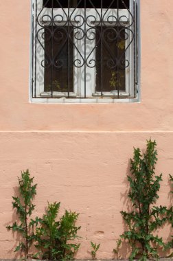  Eski şehir, hoş banliyöde. Mimari Detaylar ve windows - konsol, protome, mascaron, sermaye, pilasterleri, çelenk, yardım ve diğer çerçeveleme vintage sıva cephe bezemeleri.