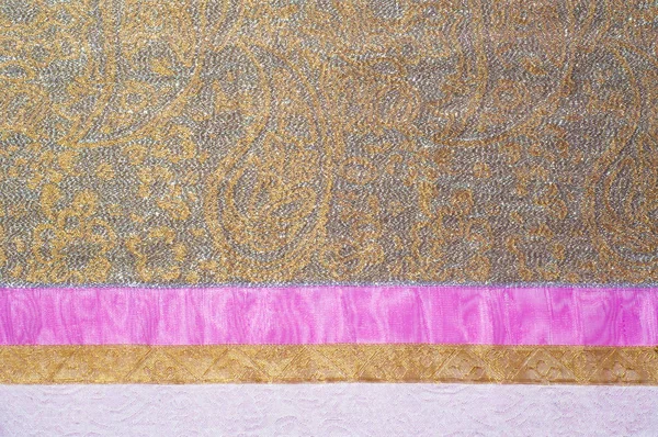丝绸白色织物和金色和银色锦缎织物 粉红色丝带组合 — 图库照片