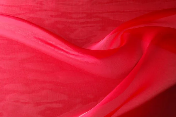 テクスチャ、背景、パターン。赤いシルクの透過的なファブリック布 — ストック写真