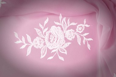 Doku, arka plan, desen. Dantelli beyaz kumaş. Çiçek dantel kumaştan yapılmış. Pembe ipek kumaş. tebrik kartı. Masaüstü duvar kağıdı. Tasarımcı için ekran koruyucu zemin