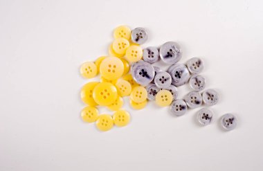 Doku, arka plan, desen. Giysiler için düğmeleri. Bu vintage plastik düğmeler topluluğudur... Plastik düğmeler, şaftlı düğmeleri, metal düğme, düz arka düğmeleri, cam düğmeleri, 