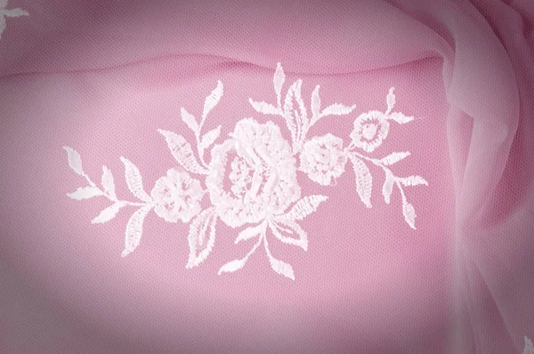 Doku, arka plan, desen. Dantelli beyaz kumaş. Çiçek dantel kumaştan yapılmış. Pembe ipek kumaş. tebrik kartı. Masaüstü duvar kağıdı. Tasarımcı için ekran koruyucu zemin