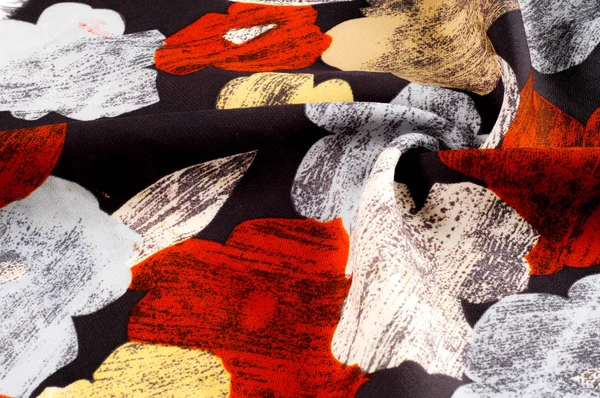 テクスチャ パターン 女性の絹のハンカチは明るい色で装飾されています 黒の背景に白黄色の赤花 — ストック写真