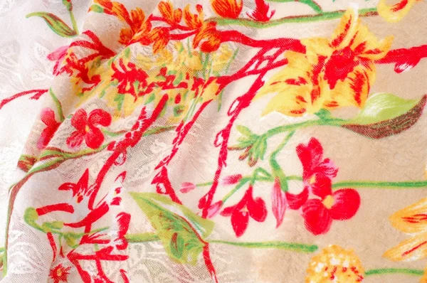 Doku, arka plan, desen. İpek elbise. Beyaz bir arka plan üzerinde parlak kırmızı yeşil çiçekler. Soyut desen