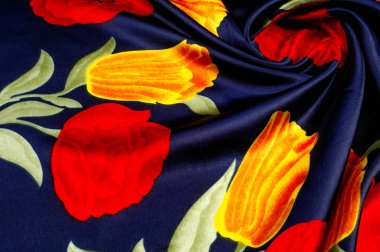 Doku, arka plan, desen. Kumaş - ipek kadın mendil. Parlak sarı kırmızı lale mavi bir arka plan üzerinde çizim. Tapınak çiçekler mor sarı dans Lale Çiçek kumaş